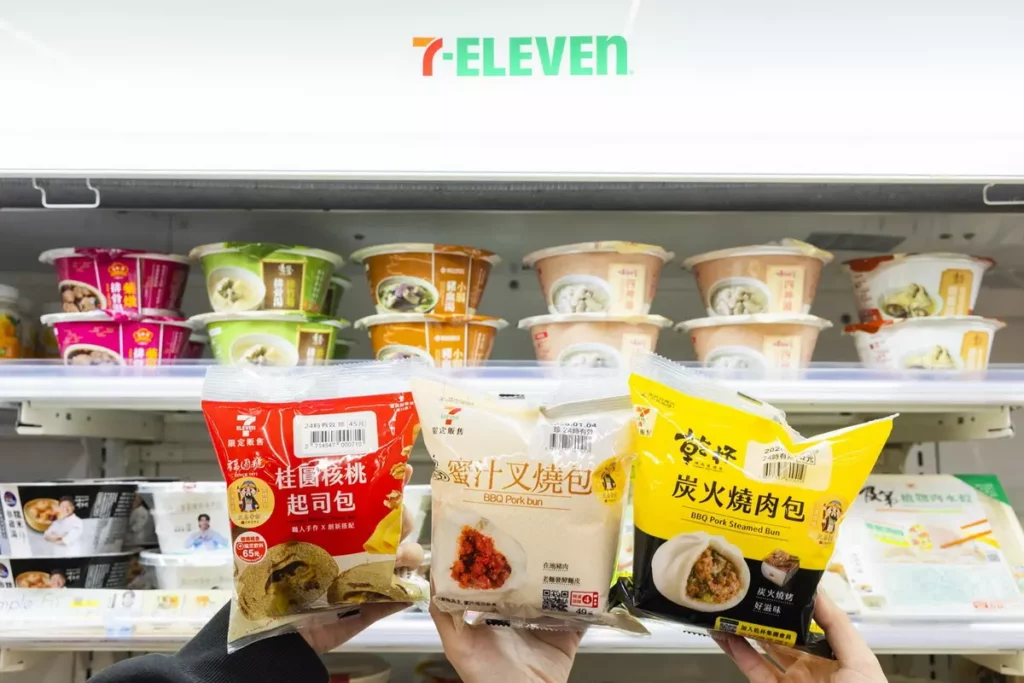 7-ELEVEN大玩創意諧音梗，讓考生吃得飽足又能｢包中」、「狀元及第｣！像是「福圓號桂圓核桃起司包」、「蜜汁叉燒包」、「乾杯炭火燒肉包」貼上文昌帝君祈福貼紙，象徵「金榜題名、文運昌盛」