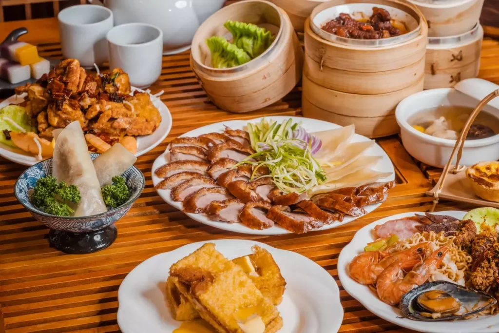 吃到飽菜色涵蓋多個料理區域,其中熱鍋區提供乾炒牛河、避風塘排骨、川椒辣子蟹、烏參豆腐煲與蟹黃燴鮮蔬等道地粵式佳餚