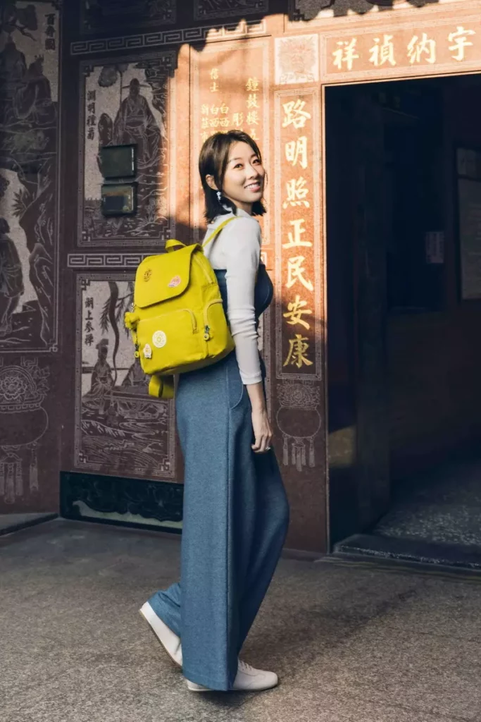 _Kipling 攜手白沙屯媽祖推出聯名主打色珊瑚粉與檸檬黃,以品牌經典包型為基礎,延續輕量、防潑水與多夾層設計特色,貼心滿足香燈腳長時間外出與移動的實際需求,讓遶境行程更加從容有序。