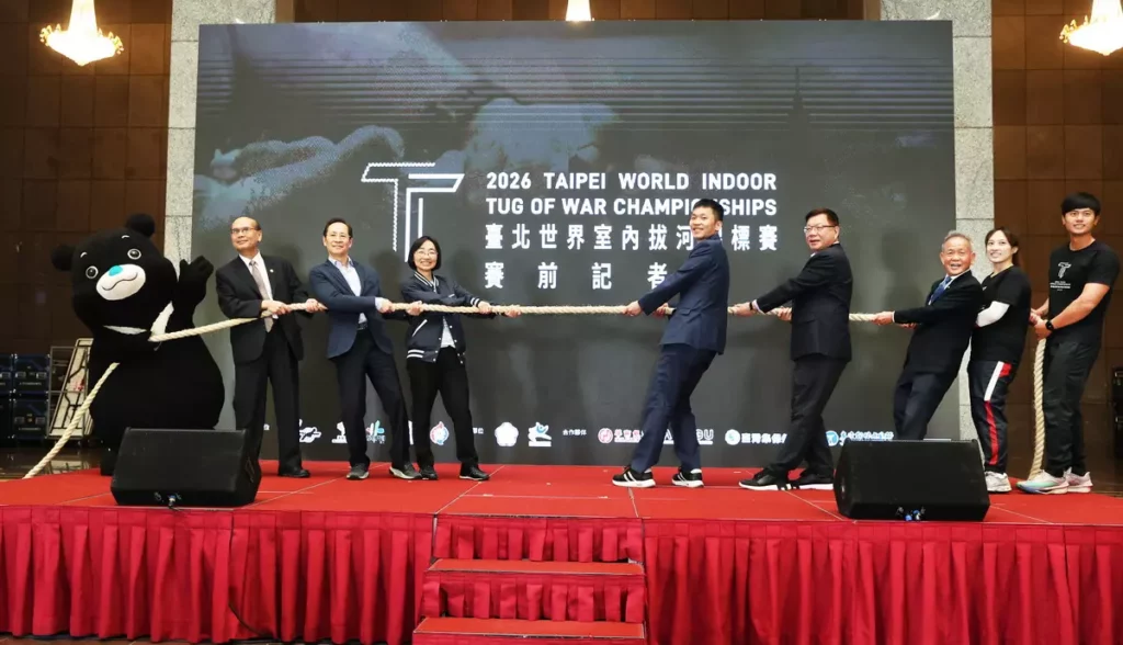貴賓趣味拔河合照-運動部部長 李洋(中)、臺北市政府體育局局長 游竹萍(右4) 與中華民國拔河運動協會理事長 陳建平(右2) 中華奧林匹克委員會主席 蔡家福(左4)、中華民國運動總會會長 葉政彥(左3)