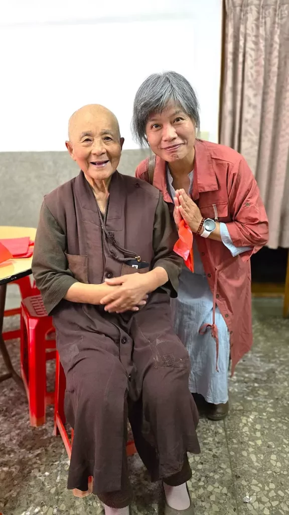 華雨精舍長老尼明聖師父面容消瘦許多,她說:能動能走就很感恩!