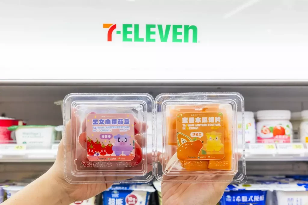 「嘉嘉」、「義義」萌趣現身「好喜番 玉女小番茄盒」與「頂呱瓜 蜜香木瓜切片」。