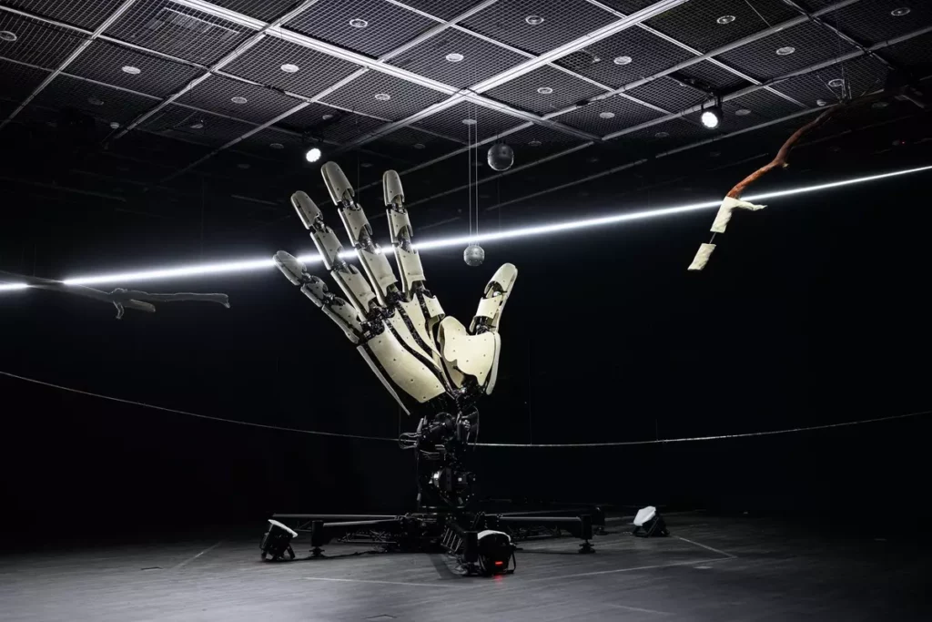 《宇宙寫生—豪華朗機工個展》豪華朗機工_圖片作品：〈手識〉，ANPIS FOTO王世邦攝影，台北當代藝術館提供