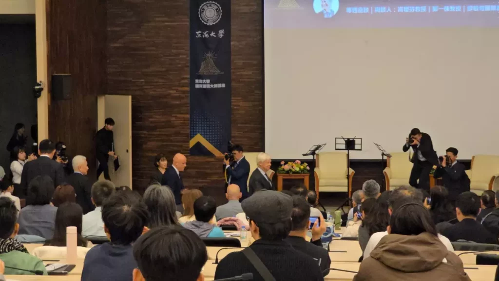 Robert F. Engle III蒞臨東海大學演講，現場座無虛席。（圖/陳惠玲攝影）