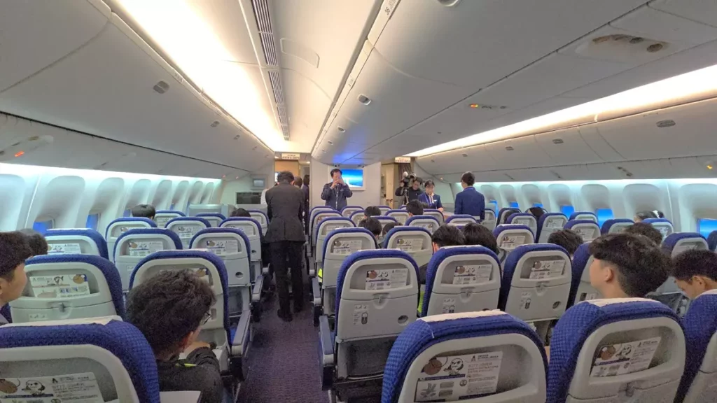模擬飛航過程中學員在B777-300ER客艙內享用機上餐點,營造高度擬真的飛行情境。(圖/陳惠玲攝影)
