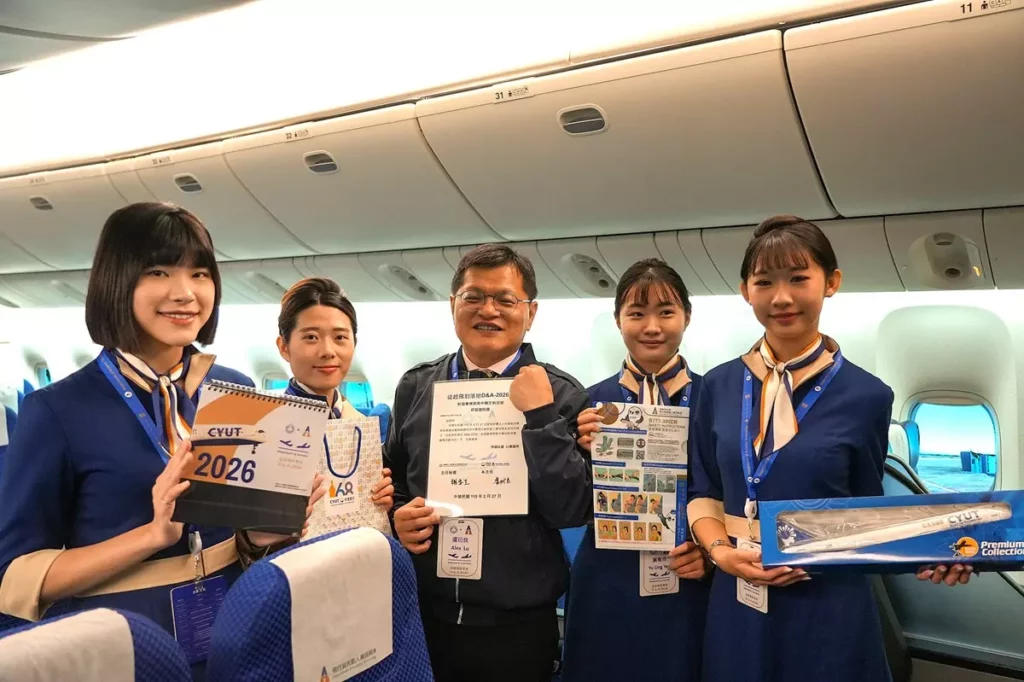 盧衍良主任表示,本次營隊不但完全免費,全程參與體驗的學員,還能獲得活動識別證、飛行體驗登機證、活動專屬T-Shirt、活動紀念桌曆、B777-300ER客艙安全須知卡造型資料夾、B747-8F(1/200)飛機模型等。畫面是747-8F(1/200)飛機模型是本次航發會「從起飛到落地D&A-2026航空體驗營」的限量紀念品,十分搶手。(圖/朝陽科大提供)