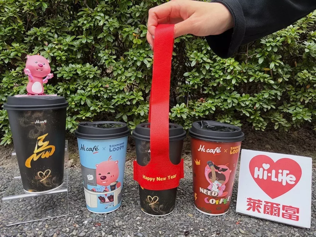Hi café大杯美式2杯66元、大杯拿鐵2杯88元、大杯重乳拿鐵單杯59元，杯身設計融入金馬字樣與ZANMANG LOOPY可愛造型，年味十足。