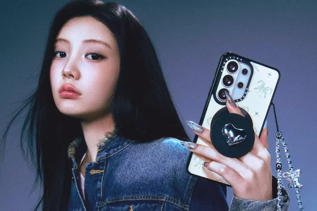 由 ILLIT 成員 WONHEE 親自精選的全新 Samsung Galaxy S26 系列私藏清單結合蝴蝶結、愛心與星星等俏皮 Y2K 元素