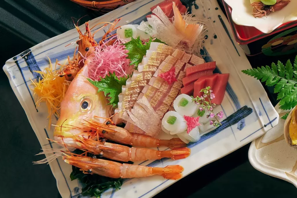 HAYASE的「和饗大皿盛－賞櫻之宴」刺身部分有當季真鯛、本鮪、牡丹蝦與烏賊翡翠卷。(圖/ JR東日本大飯店台北)