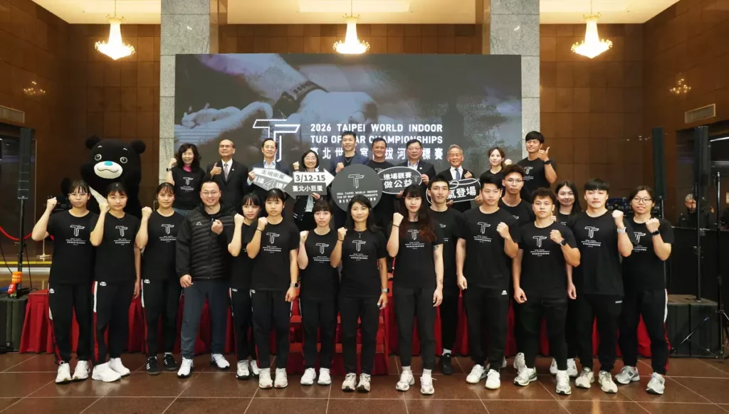 大合照-與會貴賓與中華民國拔河國家代表隊合影，宣告世錦賽正式啟動。
