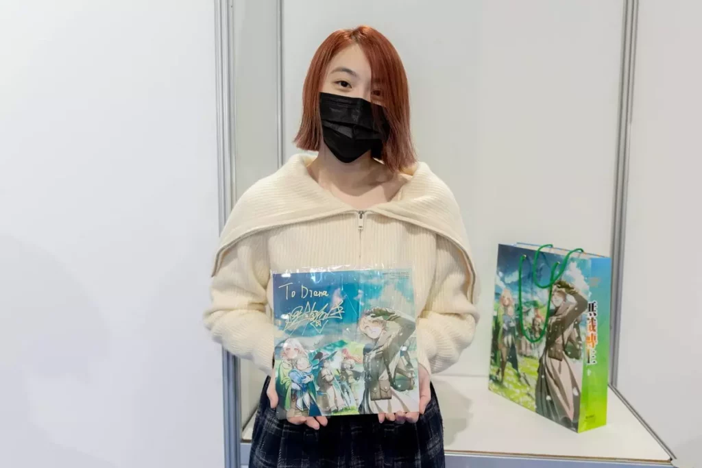 《無職轉生》作者理不尽な孫の手現場親簽簽名板&主持人&簽名板合照