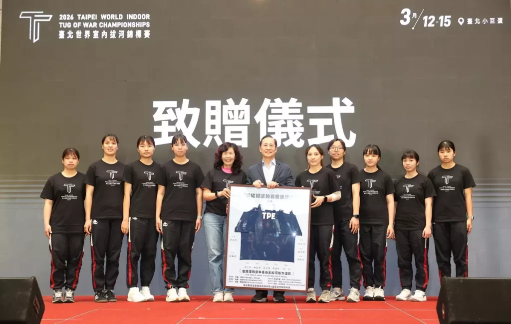 致贈儀式-景美女中致贈2025年世界運動會女子6連霸感謝框陳理事長