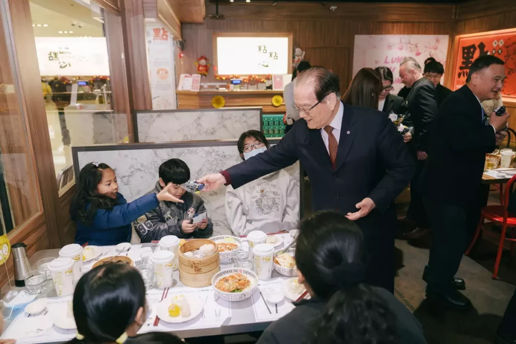 臺鐵公司董事長鄭光遠準備驚喜小禮物致贈孩童