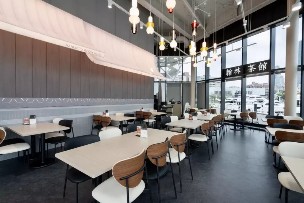 高雄FOCUS店設計靈感以將品牌名稱「翰林茶館」四字如屋脊般的字形意象為核心,轉化為邀請人們走進院子、坐下來喝杯茶的實體空間體驗,感受「回家喝茶」的溫暖初衷。圖/翰林茶館提供