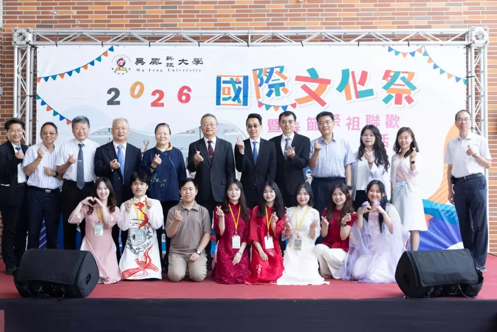 僑務委員會蘇上傑專門委員(第二排右六)蒞臨吳鳳科大校慶活動「印記食光國際文化祭」，與外籍學子溫馨互動，見證校園多元共融的豐碩成果。
