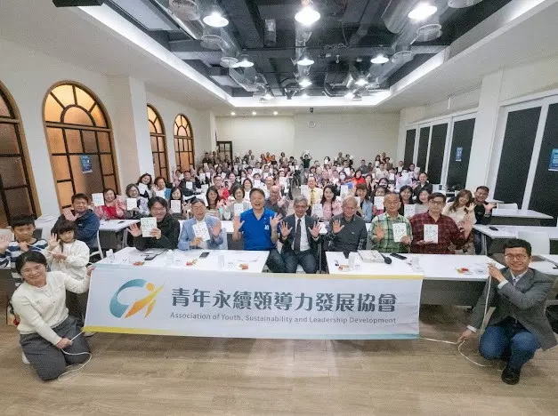 日前,東海大學教授許恩得以會計專家學者身分,受邀到台中禾康消防企業總部,發表其年度力作《人生會計學》。(圖/東海大學提供)
