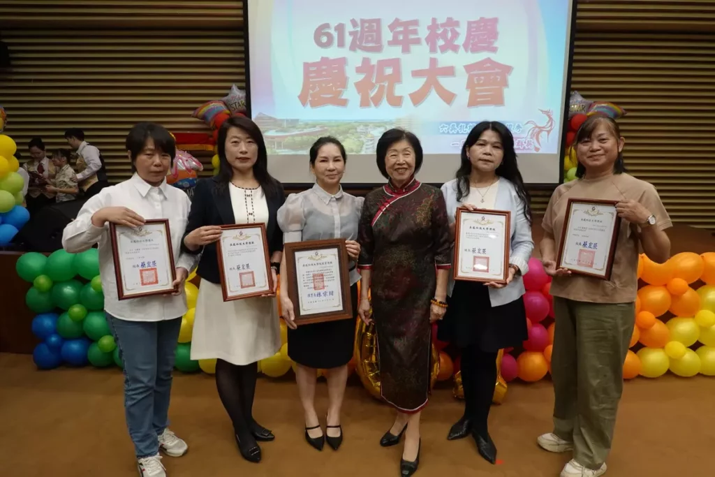 吳鳳科大董事長胡宗鑫(右二)與獲獎師生代表合影，分享獲獎喜悅並勉勵學子持續精進。
