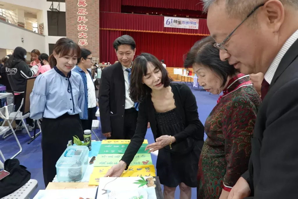 吳鳳科大校長蔡宏榮與董事長胡宗鑫至師生創作研發成果駐足觀賞。