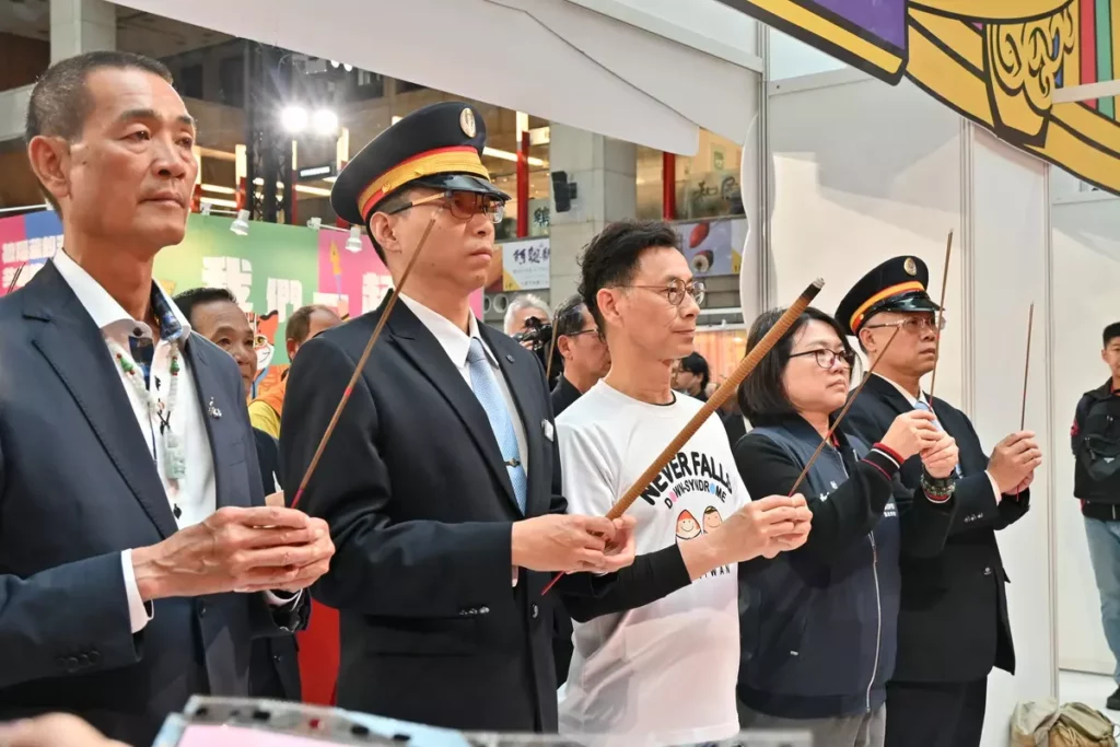 (由左至右)北港朝天宮董事長蔡咏鍀、台北車站站長何彬豪、唐氏症基金會董事長林正俠、台北市政府社會局長姚淑文、台北車站站務長謝芳育,進行安座儀式恭迎媽祖。