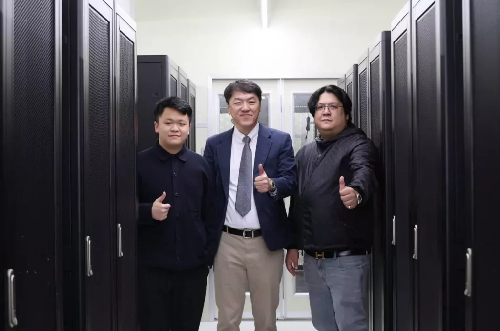 (由左至右)KONST康斯特執行長蔡明志、德晉科技董事長湯棋同、董事王凱平,正式啟動中和AI算力中心建置儀式。