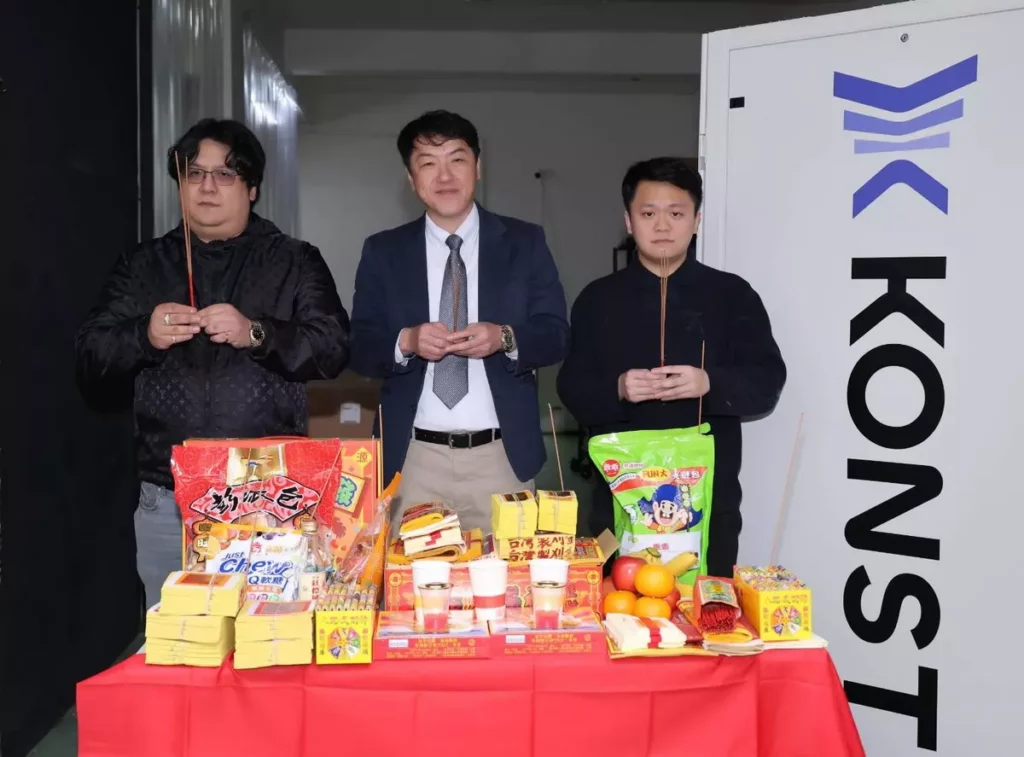 (由左至右)德晉科技建置全新AI算力中心,德晉科技董事王凱平、董事長湯棋同、KONST康斯特執行長蔡明志祈求工程順利。