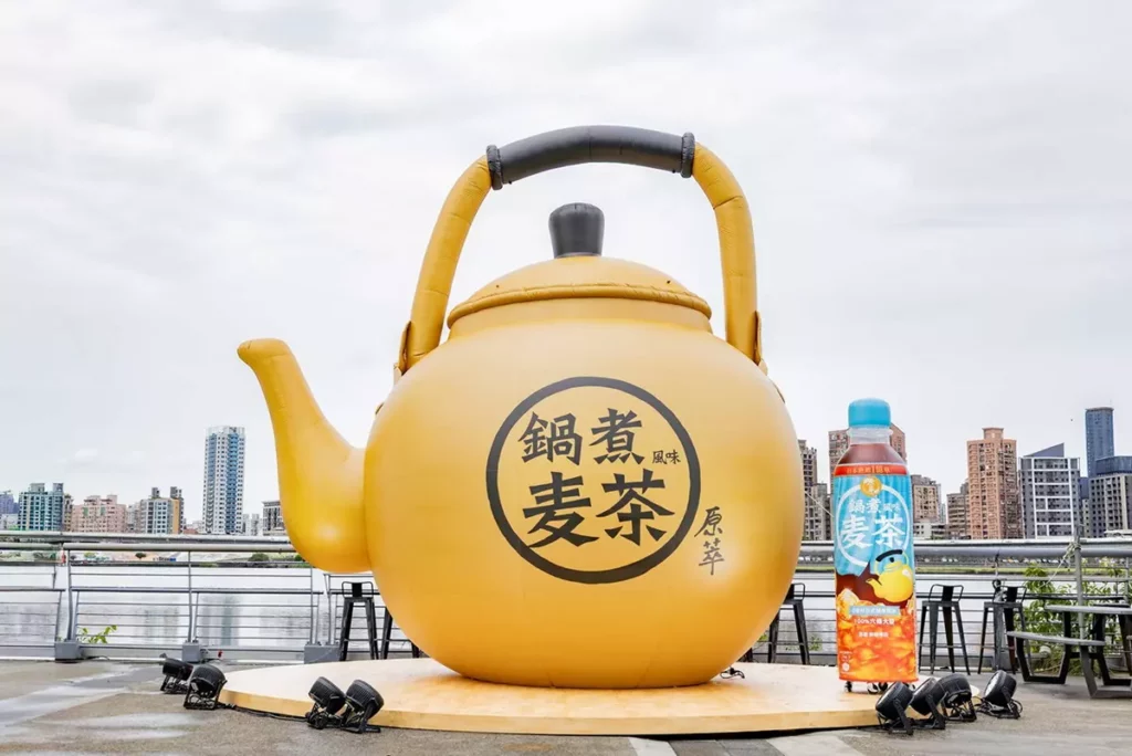 「原萃」鍋煮風味麥茶巨型YAKAN金色茶鍋裝置，重現日本家庭烹煮麥茶的情境。(可口可樂公司提供)