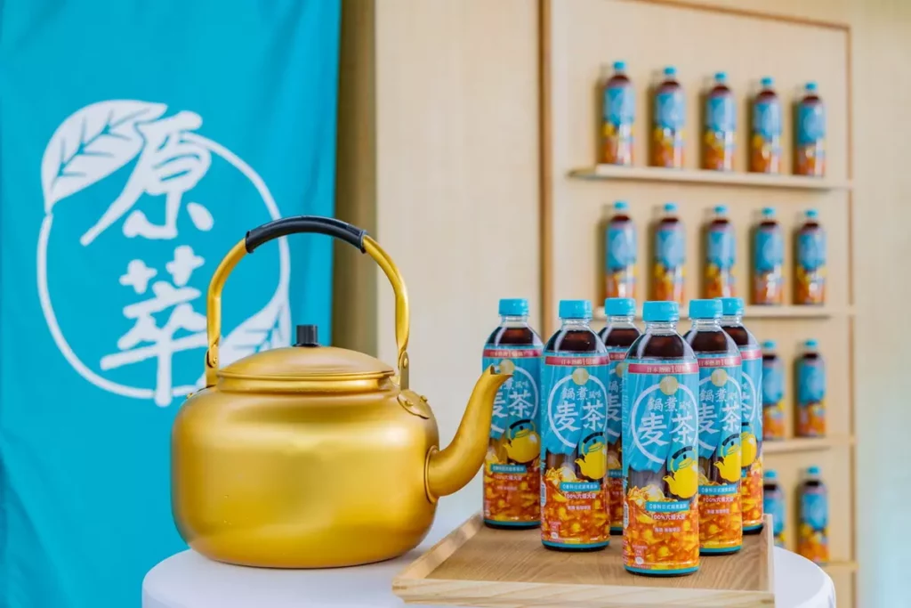 鍋煮風味麥茶嚴選日本六條大麥，結合茶鍋烘焙工法，層層堆疊真實麥香與味覺層次。(可口可樂公司提供)