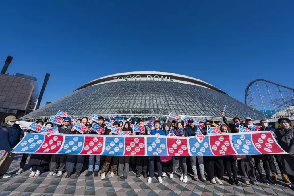 達美樂將應援行動帶到日本東京巨蛋，現場高舉集結各地球迷親筆簽名的6面「骰到6」大旗，全力為選手們集氣。