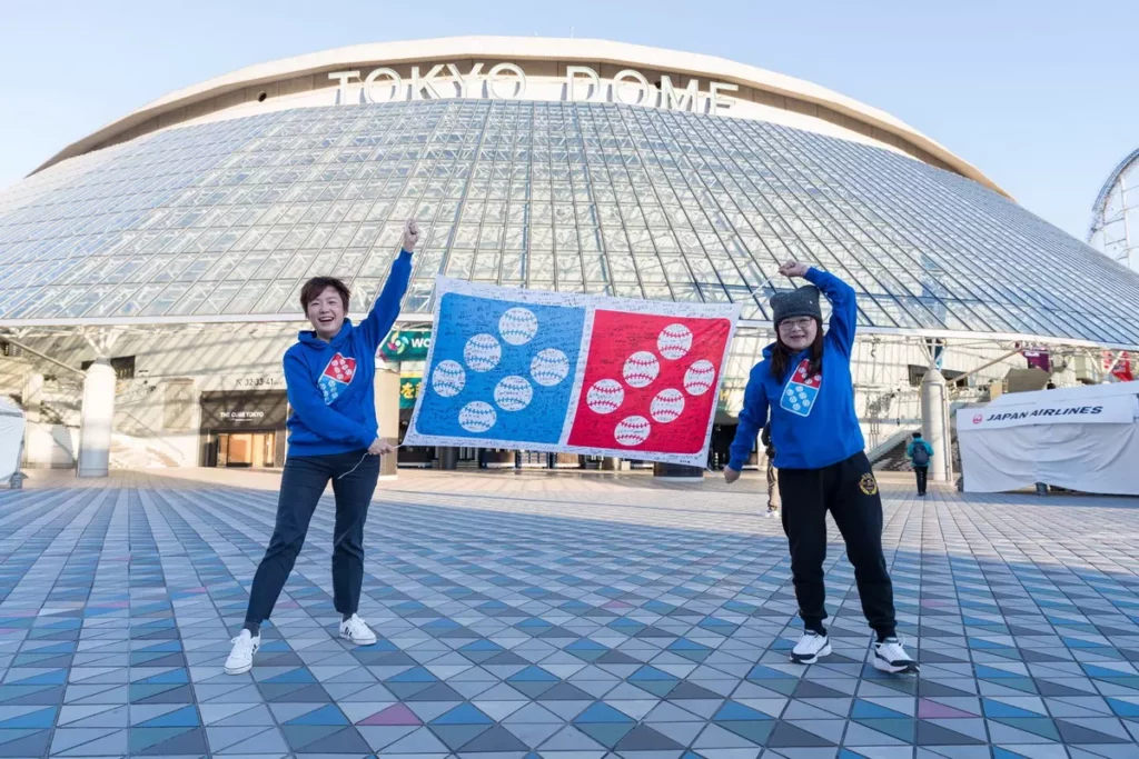 台灣達美樂行銷長方靜雯（圖左）現身東京巨蛋場外，與台灣球迷齊心為球員應援！