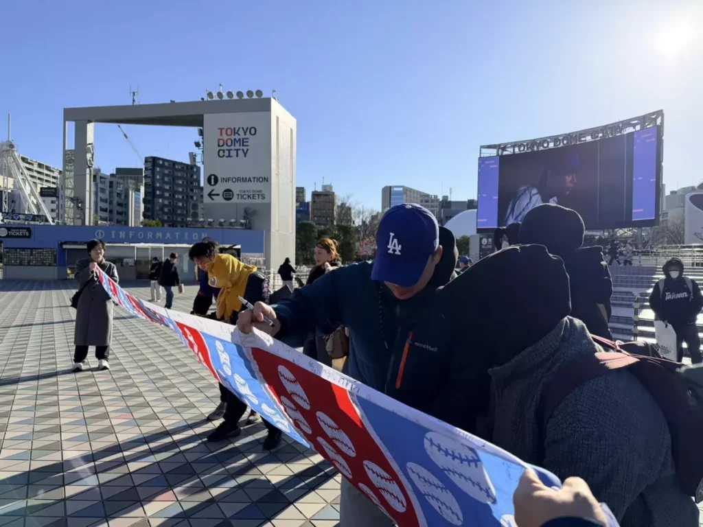 台灣達美樂在東京巨蛋場外與全台球迷跨海連線應援，吸引現場球迷熱情參與「骰到6」應援行動。
