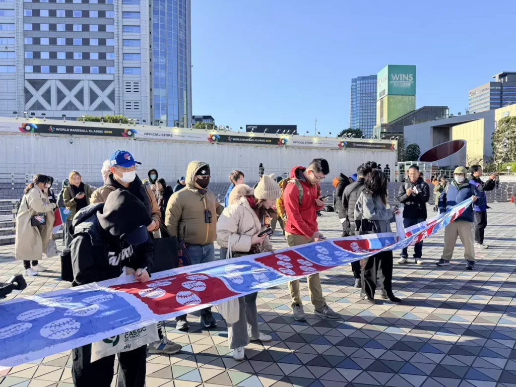 台灣達美樂在東京巨蛋場外與全台球迷跨海連線應援，吸引現場球迷熱情參與「骰到6」應援行動。