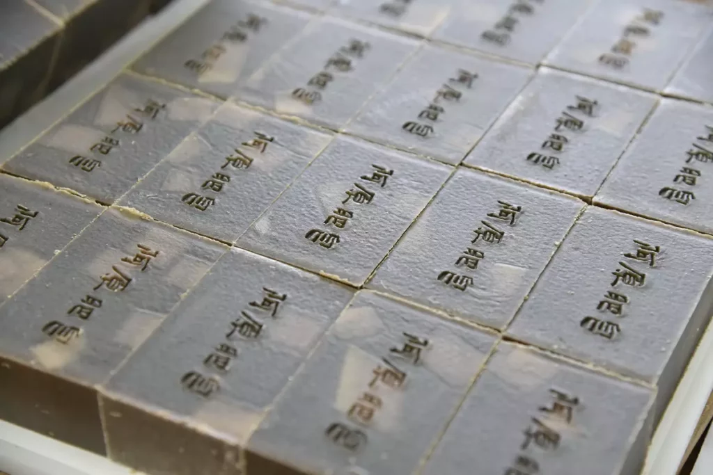 冷製低溫工法結合60日靜置熟成流程，在制度化管理下運作，使每一塊手工皂兼具工藝特性與國際製造規範。
