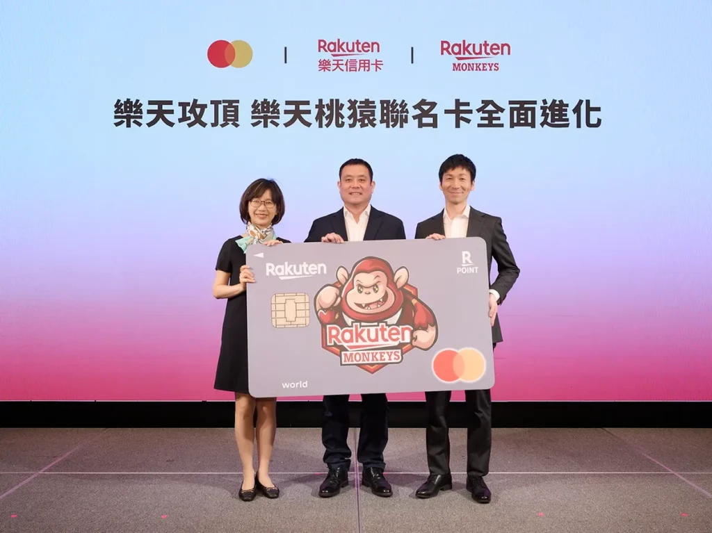 樂天信用卡串聯生態圈回饋,宣布將攜手 Mastercard發布發行「樂天桃猿世界卡」。(圖左起:萬事達卡台灣區董事總經理陳懿文、台灣樂天信用卡總經理石井英治、樂天桃猿總經理野原武人)