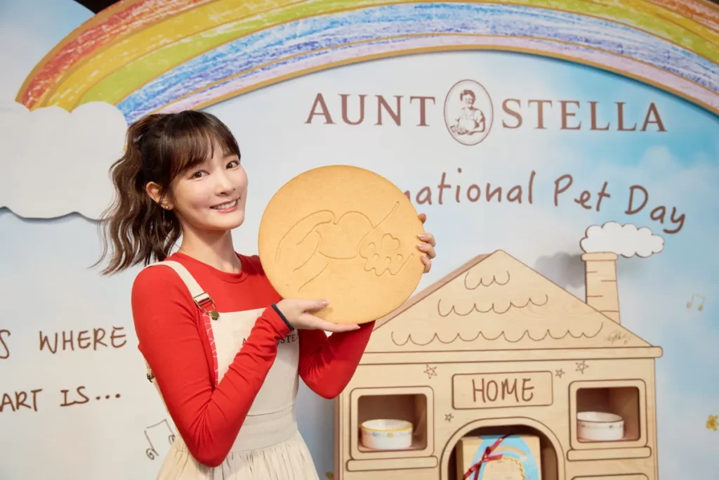 王淨與巨型餅乾裝置合影(照片提供:Aunt Stella 詩特莉)