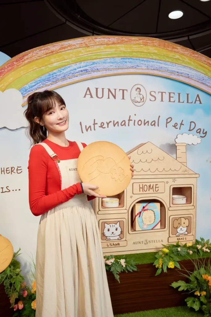 王淨與巨型餅乾裝置合影(照片提供:Aunt Stella 詩特莉)