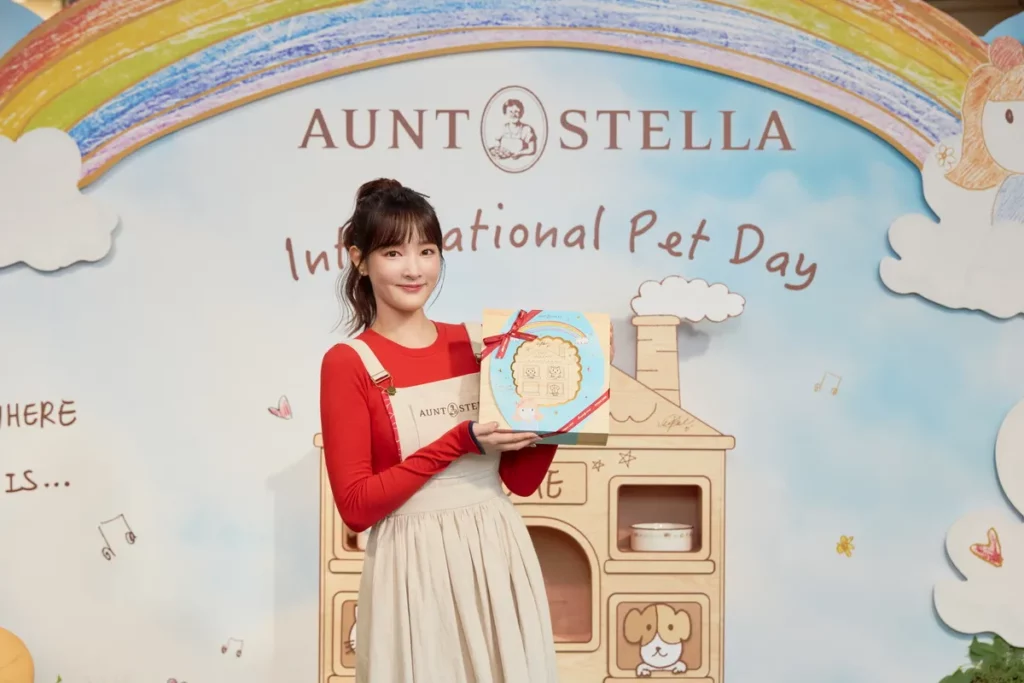 王淨與聯名禮盒及狗貓碗合影(照片提供:Aunt Stella 詩特莉)