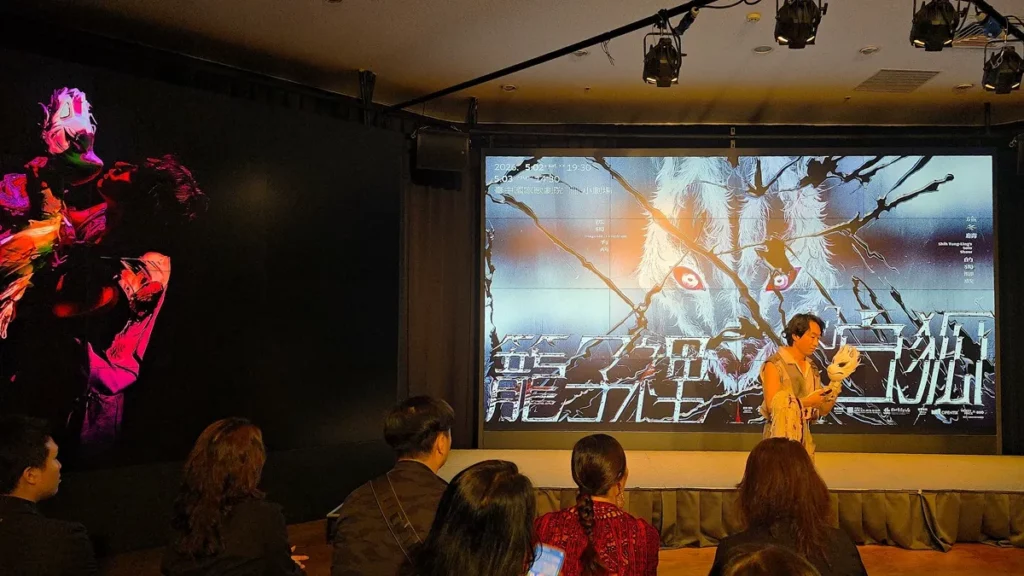 記者會現場,金枝演社《籠子裡的白狐》編導演施冬麟演出精彩片段之後,分享這部作品,他透露,他的一位就讀農校的朋友,曾受邀前往動物園協助保育員進行大犀牛的解剖工作。於是將這段具有原始生命張力的場景轉化為戲劇開頭,帶領觀眾進入一個既真實又充滿靈異想像的世界。(圖/陳惠玲攝影)