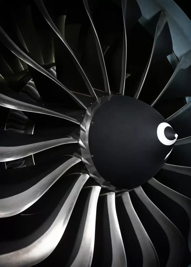 CFM LEAP 系列航空引擎風扇葉片特寫。LEAP 引擎廣泛應用於 Airbus A320neo 與 Boeing 737 MAX 等新一代窄體客機，是目前全球成長最快的商用飛機引擎之一。
