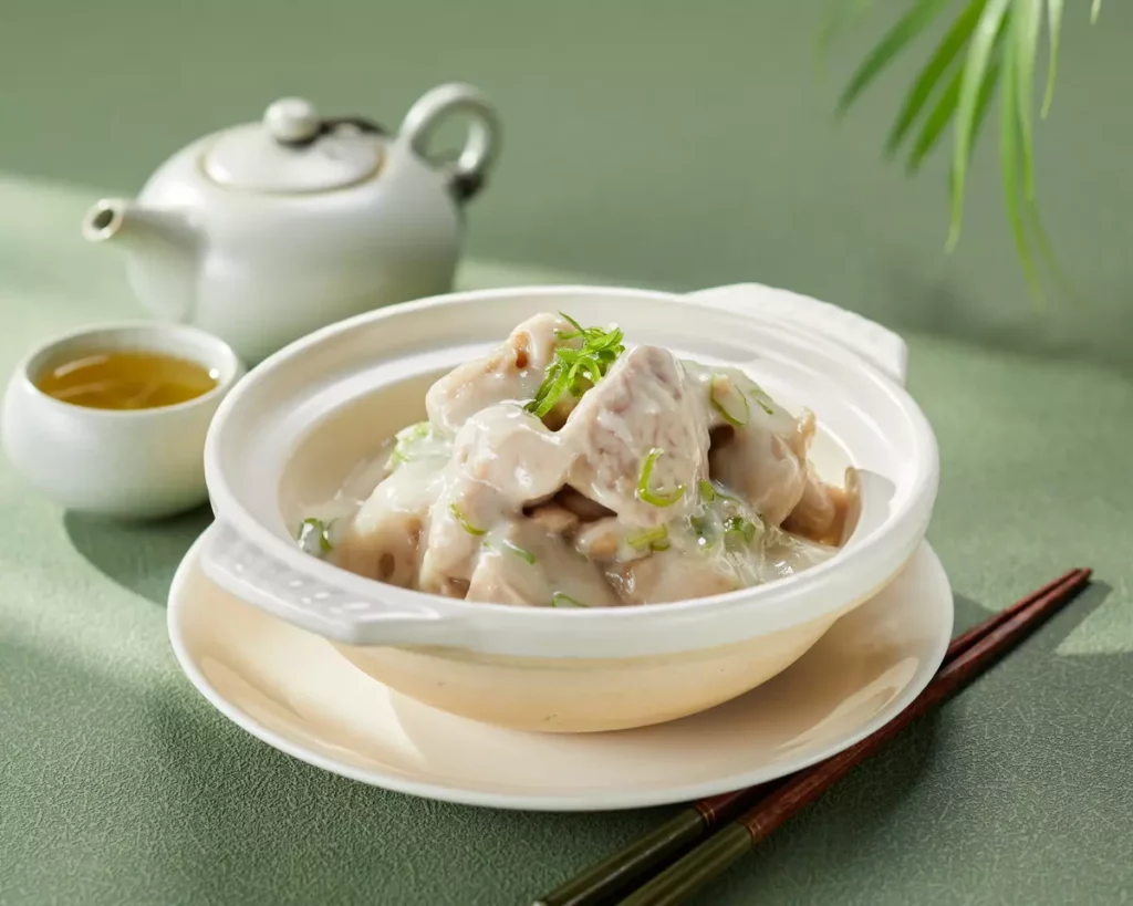 砂鍋芋奶雞以綿密芋香襯托雞肉鮮甜,細火慢煨,呈現濃郁醇厚、溫潤順口的江浙好味。圖/圓山大飯店提供