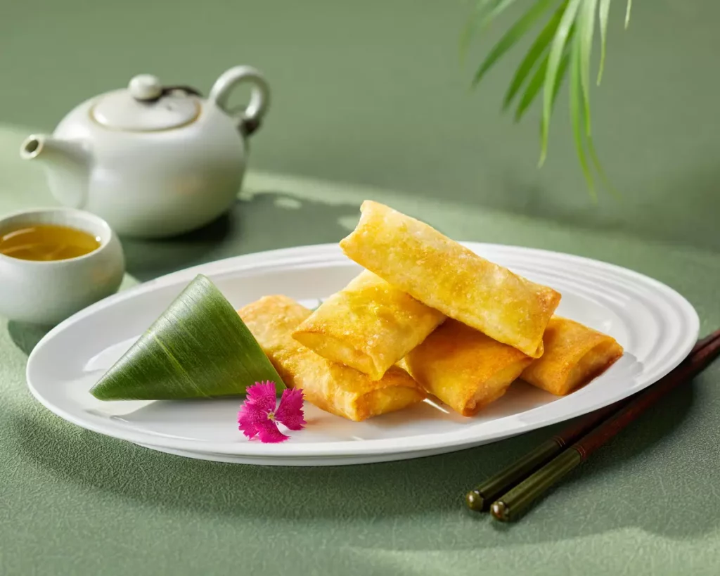 酥香爽口的香蕉海鮮卷,外皮金黃酥脆、內餡鮮美細緻,風味輕盈而不膩。圖/圓山大飯店提供