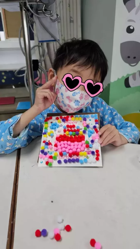 孩子們開心展示完成的作品，現場洋溢歡樂與成就感。
