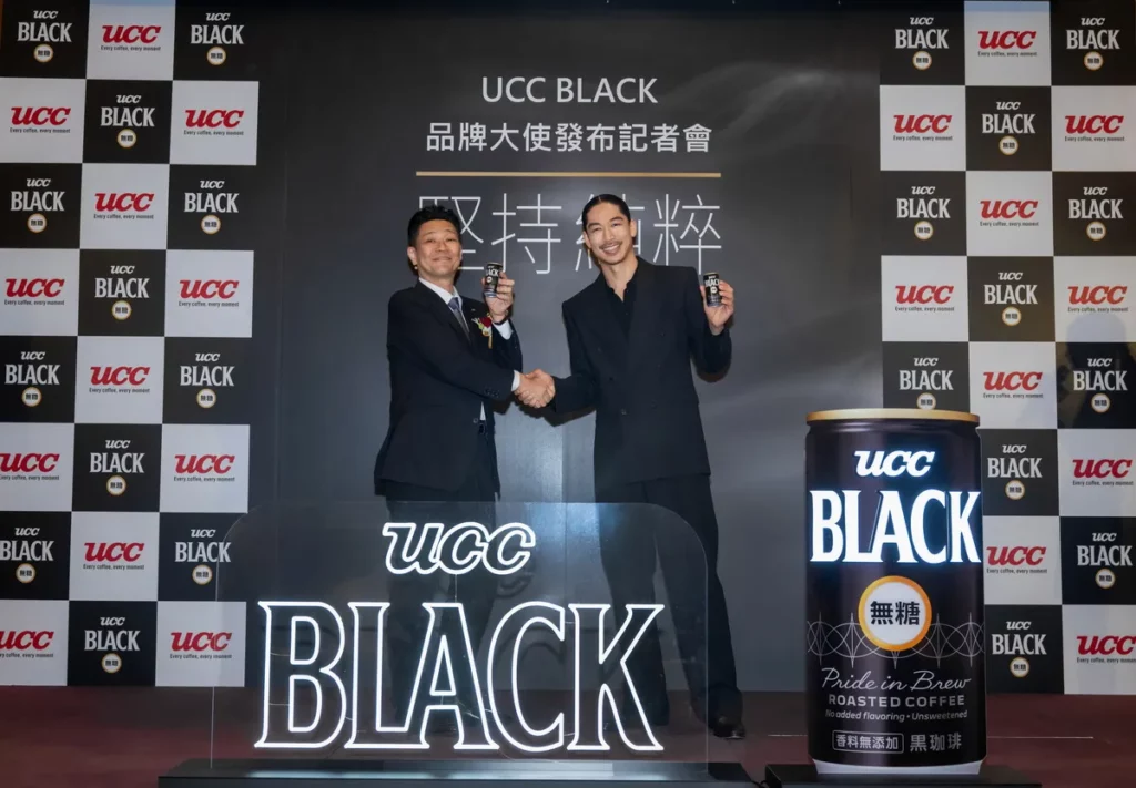 UCC BLACK發表全新品牌概念「堅持純粹」——堅持的才懂得，(左起) UCC上島咖啡　常務　行銷本部負責人 高畑理、品牌大使AKIRA