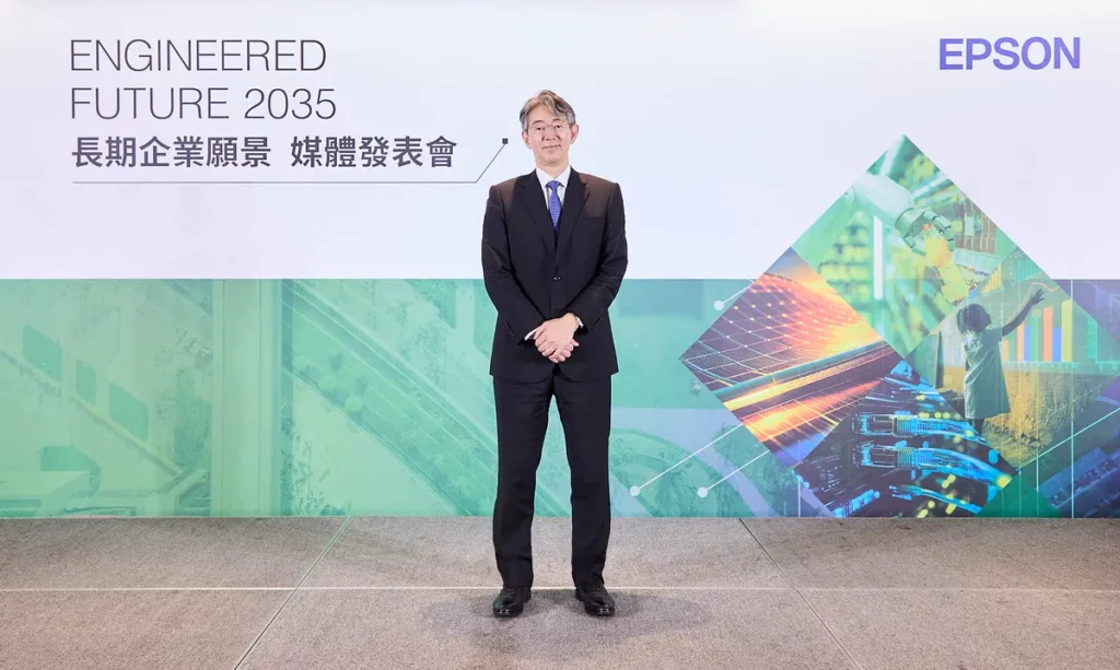 精工愛普生集團社長𠮷田潤吉（Junkichi Yoshida）於《ENGINEERED FUTURE 2035》長期企業願景記者會中，說明 Epson 邁向 2035 年的全球發展方向，並強調將以「省、小、精」為核心，結合精密技術與多元應用場域，推動產業與社會的長期發展。