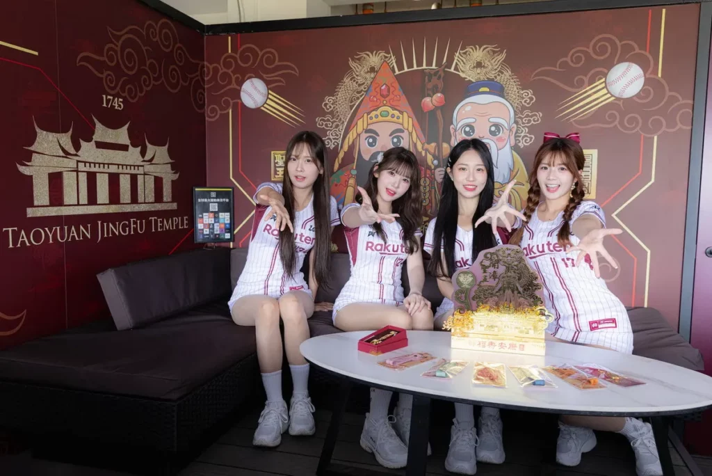樂天女孩金佳垠(左一)樂天女孩廉世彬(左二) 樂天女孩溫妮(右二)樂天女孩笑笑(右一)在神助攻祈福包廂
