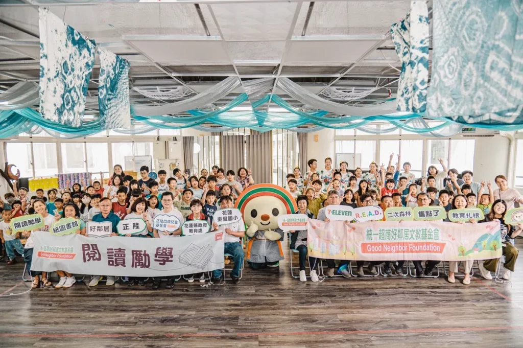 為世界閱讀日送暖!全台第9座、花蓮首座好鄰居紙圖書館開進東里國小