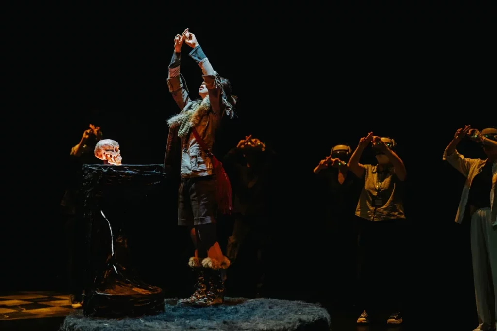 2026 NTT Arts NOVA 僻室╳在地實驗《獸靈之詩：頭骨的召喚》，劇中在模仿師的帶領下，觀眾化身為學徒，學習創煉、拆解等模仿之力，回應頭骨的召喚。（圖/歌劇院提供攝影：林峻永）