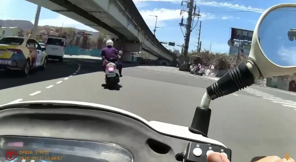 騎士違規拒檢又闖紅燈 樹林警攔獲告發五張違規並依法扣牌扣車