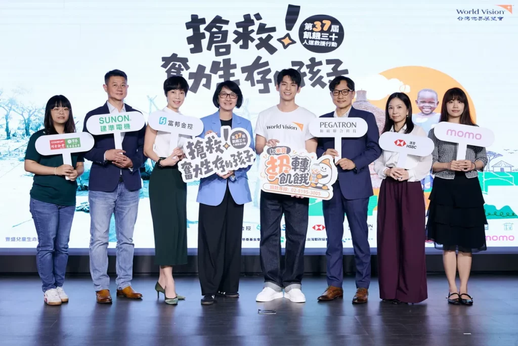 台灣世界展望會年度代言人林柏宏訪馬太鞍事件受災家庭 首度開箱原創角色「米寶」扭蛋、緊急救援生命教育系列繪本