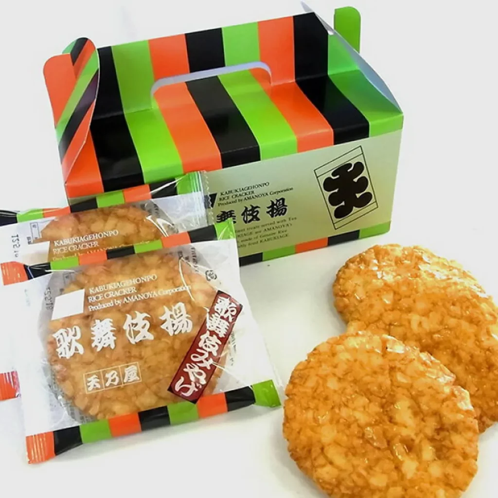 歌舞伎炸仙貝。鮮豔的配色包裝，彷彿走進歌舞伎的華麗世界。香氣濃郁的米菓，帶著清脆的食感與迷人的鹹甜風味，據說是日本人的日常標配點心。圖像提供：歌舞伎座サービス