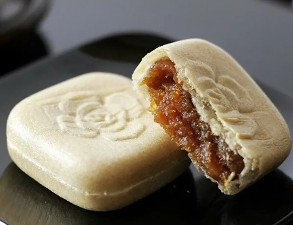 柿子最中（柿もなか）。以柿子造型的精緻餅皮，包裹揉入柿子風味的特製內餡，口感簡單卻極富味覺層次。圖像提供：歌舞伎座サービス